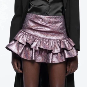 Glitter Volang kjol zara  - Säljer min fina volang kjol från zara som inte kommer till användning längre.  Nyskick och använd få gånger, kom privat för fler bilder 💕