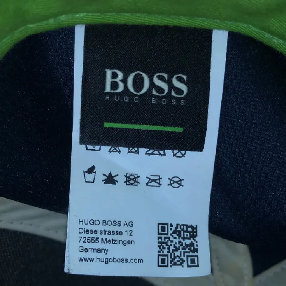 Säljer min Hugo Boss Keps som jag köpt för ett tag sen. Kepsen är en äldre modell som nu är värderad runt 999kr. Priset kan diskuteras vid snabb affär . Accessoarer.