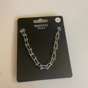 Super fint halsband - Säljer detta halsband från ur & penn för att jag fick det av en komis men jag använder endast guld❤️ Ordinarie pris är 79 men mitt pris är 40kr😇 Bara att skriva vid föer frågor!❤️
