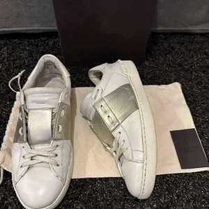 Valentino skor - Storlek 42 riktigt snygg och fräsch färg.  Cond 6/10 Box och Valentino kort följer med