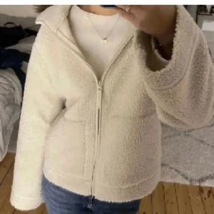 Teddyjacka - Säljer denna superfina trddyjackan från H&M. Storlek M men passar mig bra som bär S, skriv vid intresse!🤍