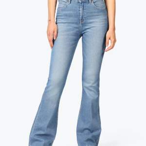 Säljer mina oanvända lee flare ”Breese” jeans i medium blå med lappen kvar (endast testade)🤩. Skriv om du vill se bilder på Jensen eller har några funderingar🥰