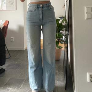 snygga ljusblåa jeans i en rak modell💙 Passar alla er långa där ute!!! (Är 180cm)