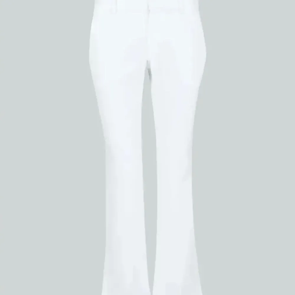 Vita lågmidjade kostymbyxor från bikbok som är slutsålda. Dom är små i storlekarna, dom är i storlek 46 men skulle säga att dom sitter som 40/42. Pris kan diskuteras, Köparen står för frakten!😃. Jeans & Byxor.