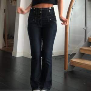 Coola jeans från prada köpta second hand, skriv för fler bilder☀️ Är 163 som referens