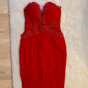 Figursydd röd klänning i storlek 36