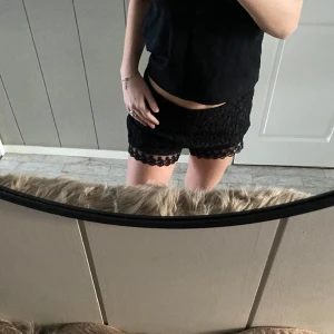 Spets shorts - Super söta spets shorts i storlek 38 men skulle säga att dem passar 36/xs också. Dem är midwaist skulle jag säga💕perfekt till sommaren!🥰 använd gärna instabox!🩷