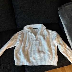 Halv zip hoddie - stickad halv zip hoddie i storleken M från new yorker! säljer för 100kr 