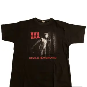 En fet t-shirt från Billy idols ”devils playground” tour 2005 Väldigt bra skick   Strl M  Skriv gärna frågor😊
