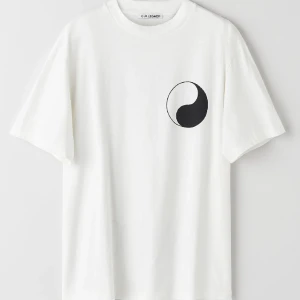 Our legacy Work Shop box Yin Yang t-shirt - Skitsnygg our legacy t shirt som är helt ny och oanvänd. Fick den i julklapp men passade inte mig
