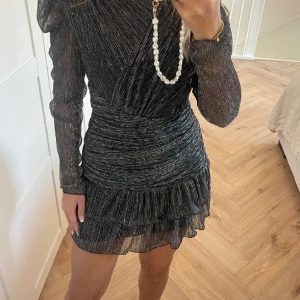 Klänning - Säljer denna superfina klänningen! Endast använd en gång och är som ny, skicka för mer bilder eller frågor, den första bilden är lånad men den andra är min och jag är 163 cm lång!😇😇💞💞