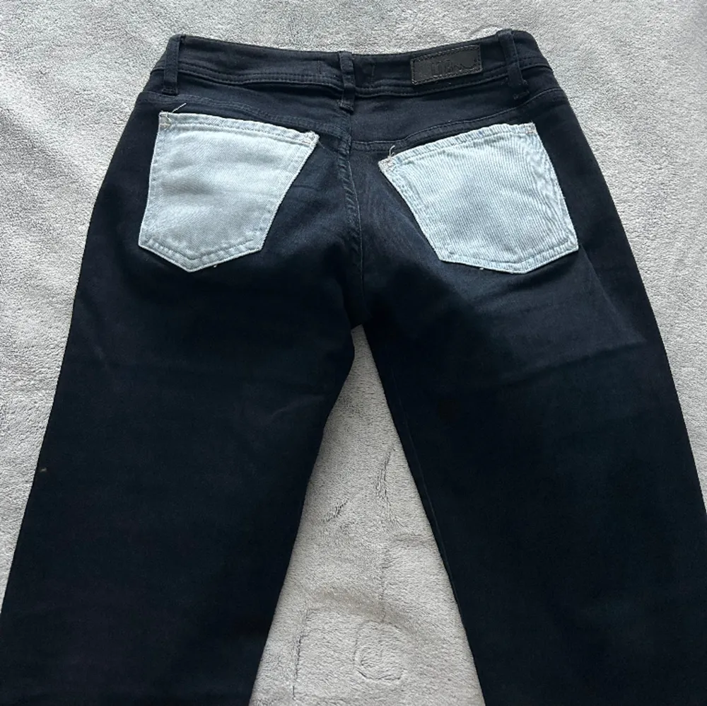 Säljer dessa super coola jeans från LTB som jag har sytt om själv! Såå coola och helt unika! Säljer ganska dyrt eftersom att jag har sytt om de själv 💕Skriv om ni har frågor eller vill ha fler bilder🫶🫶🫶. Jeans & Byxor.