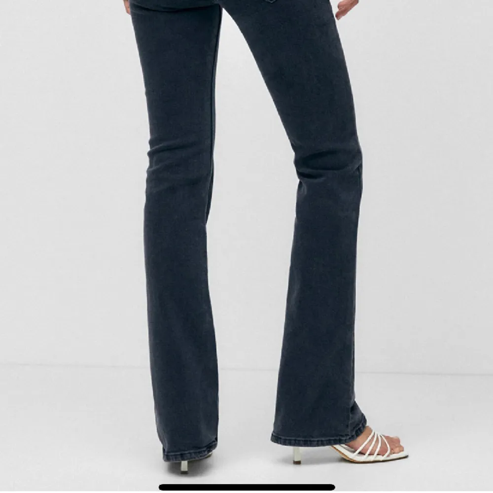 Slutsålda från Zarlando. Märket Pull&Bear. Helt nya med prislapp kvar aldrig använda. Eftertraktade och super snygga. Köpta för 400kr!. Jeans & Byxor.