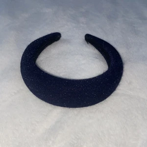 Diadem - Ett mörk blått diadem som är i nyskick!