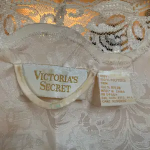 Vintage Victorias secret morgonrock med spets, pärlor på kragen, champagnefärgad/krämvit. Inga hål eller revor.  Passar många olika storlekar, XS-XL!