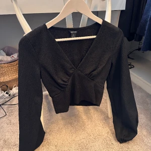 Blus - Säljer denna fina blus från monki! Storlek xxs men passar mig som vanligt vid har xs/s! Sparsamt använd🤍 säljer för 150kr