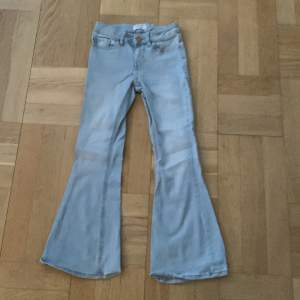 Storlek 134,blåa jeans,utsvängda nertill, stretch material 