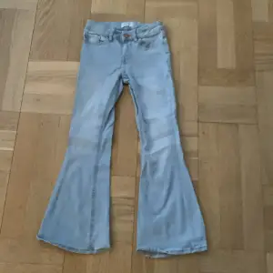 Storlek 134,blåa jeans,utsvängda nertill, stretch material 