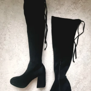 Nya overknee stövlar. - Helt nya super snygga overknee stövlar i mocka material med tjock klack. Går att knyta upptill, finns dragkedja för att få i foten väldig enkelt. Säljer pga av att jag ej kan gå i klack något mera. Priser kan eventuellt diskussuteras vid snabbare . 