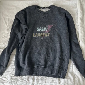 Saint Laurent tröja - Så najss. Står XL i men skulle säga med som M eller L