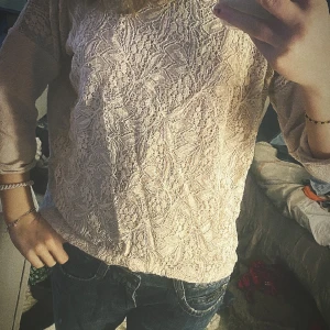 Trekvartsärmad spets topp😍 - Super snygg trekvartsärmad spets topp som inte kommer till användning 