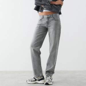 Säljer mina jeans i storlek 32 från Gina, knappast använda. Passar mig som brukar ha 34. Nypris 500kr