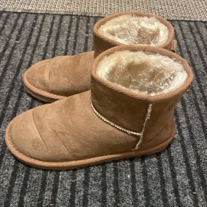 Uggs  - Uggs från lager 157 i strl 36/37, använda 1 gång så i princip nyskick💕 säljer pga att jag köpt ett par andra