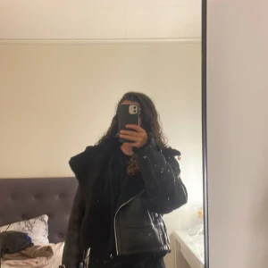 Len svart jacka - En fluffig vinter jacka från zara. Den är jätte fin och passar till det mesta. Har använt den 3 gånger. Priset kan diskuteras med snabb affär