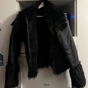 banger jacka askattig - sjukt kattig jacka miaou grrrrrr😹🙀 riktig opium dovas gränges kanna jacka ❤️‍🔥 sitter bra på mig som e 175 men passar S med. kvinnojacka i grunden men vafan betyder det ens. 