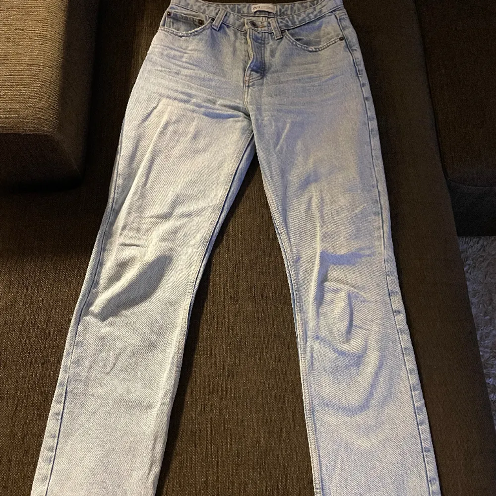 Säljer nu dessa Zara jeans då de inte kommer till användning längre. Jag skulle säga att dem är mid waist och i väldigt fint skick 💕 Storlek 34, sitter som storlek S ungefär 💕. Jeans & Byxor.