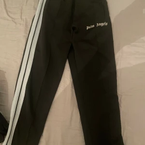 Palm Angels byxor  - Säljer mina Palm Angels byxor pga liten skick 8/10 använts fåtal gånger