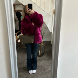Lila pälsjacka  - Säljer då jag har för många pälsjackor och denna inte kommer till lika mycket användning tyvärr . Pälsen är inte äkta! Jackan är lila och kommer från Nelly. Hör av dig vi frågor. Jackan är i M men passar mig som brukar ha S🫶
