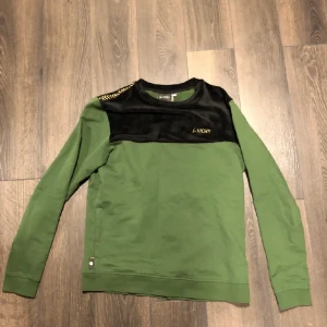 La Vichy tröja - Hej! Nu säljer jag denna helt oanvända tröja som är i märket La Vichy. Den här tröjan är limiterad dvs att det endast finns ett visst antal av denna tröja. Nypris ligger runt 1 200kr, mitt pris 150kr (Öppen för bud)!