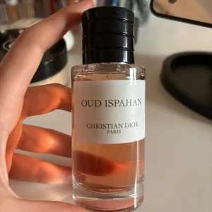 Dior parfym - Säljer en dior parfym i doften oud ispahan i storlek 40 ml. Säljer då doften inte riktigt passar mig . Box medföljer. Har knappt använt något!!Nypris är 1476 kr och säljer för 700 så halva priset men det kan diskuteras🤍🤍