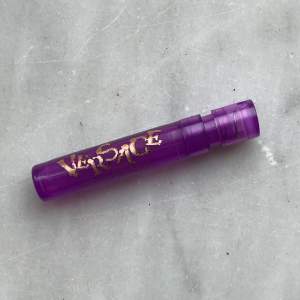 Versace pur femma Dylan purple tester. Ca 60% kvar. Luktar fruktigt och fräscht, läs mer på Google :) 
