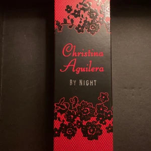 Christina Aguilera, By Night, EDP 75 ml  - Ny oöppnad i kartong utan plast    By Night är sångerskans tredje parfym som lanserades 2009. En orientaliskt fruktig blandning.  Doftnoter: mandarin, fresia, rött äpple, rabarber, ananas, persikoblomma, heliotrope, hagtorn, vanilj, mossa, sandelträ.