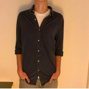 Ralph Lauren Skjorta - Trendig Polo skjorta i helt okej skick, säljer för att den inte passar, Nypris 1200kr Mitt pris 350kr, Tveka inte att skriva vid frågor o funderingar💯💯