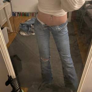 Säljer dessa jeans då dom e för små för mig❤️ skriv privat för mer frågor❤️