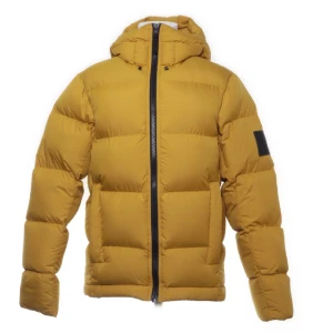 Peak performance jacka - Gul Peak performance jacka med patch💛  Håller värmen🔥 i all kyla🥶  Nypris 4000kr🤌  Cond 5/10  Säljer endast för 300kr riktigt bra kap! 