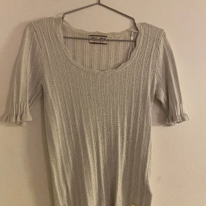 Stickad tröja  - Hej fina💕 säljer denna jätte fina stickade tröjan då jag inte använder den💕