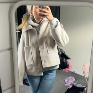 kappa - säljer denna kappa från kappahl🩷den har lite fläckar men det är inget som syns (kan skicka bild på de)🩷