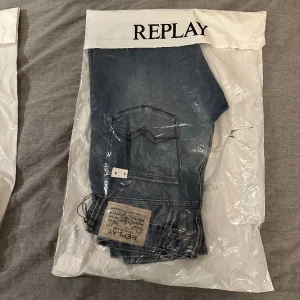 Replay anbass jeans - Helt nya replay anbass jeans i storlek 29/32. Originalpris 1800kr. Mitt pris 700kr. Skriv vid frågor eller funderingar😁. Priset kan diskuteras vid snabb affär.