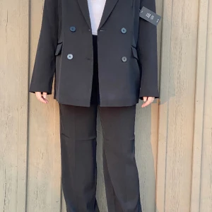 NAKD kostym - Oversized kostymset från NAKD🤍 säljs tillsammans för 700kr eller byxor/kavaj för 350kr styck. Helt oanvänt och prislappen sitter kvar på båda!