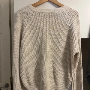 Stickad tröja  - Säljs då den inte kommer till användning, i fint skick endast använd ett fåtal gånger. I storlek L. Köparen står för frakten!