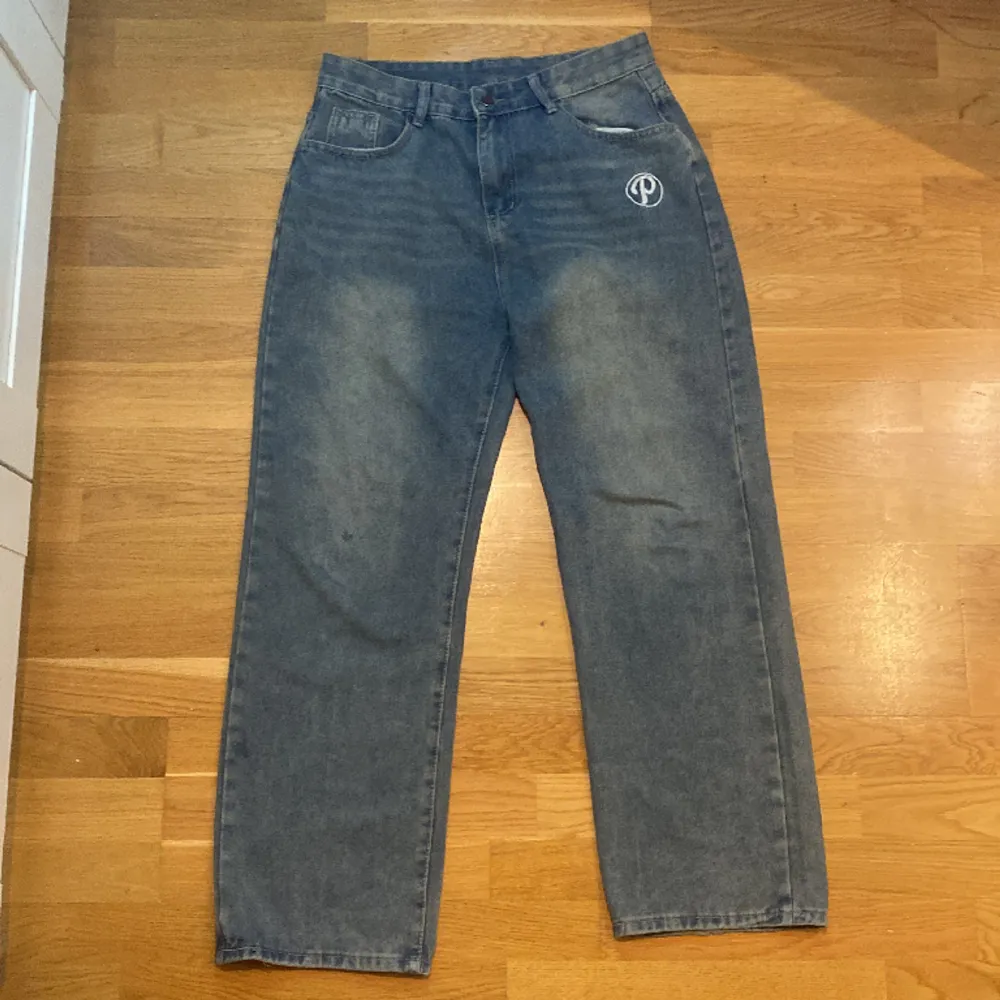 Säljer detta jätte snygga baggy jeans som jag fick i julklapp❣️❣️väldigt bra skick!💕men har en liten fläck på knät💞Storleken är XL💋pris kan diskuteras!💓. Jeans & Byxor.