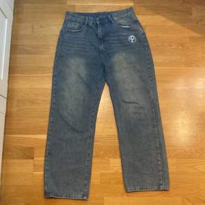 Säljer detta jätte snygga baggy jeans som jag fick i julklapp❣️❣️väldigt bra skick!💕men har en liten fläck på knät💞Storleken är XL💋pris kan diskuteras!💓