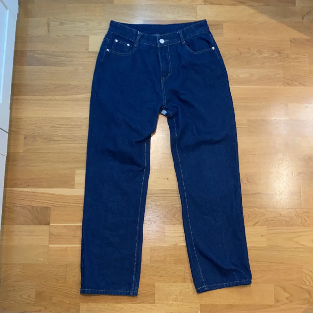 Säljer dessa baggy jeans som liknar evisu❣️storleken är XL men skulle säga att det är som L/M💕 använt bara nån gång så väldigt bra skicka!💗skicka om ni har frågor💋. Jeans & Byxor.