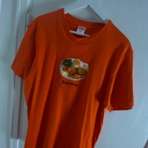 Supreme Chicken Dinner Tee - Köpt på Supreme Droppet S/S 18. Knappt använd! Bra skick