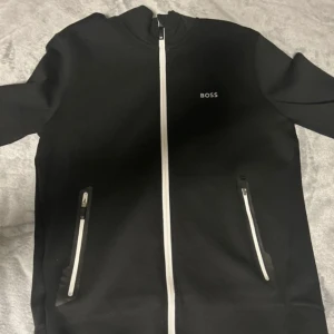 Hugo boss zip up  - Hugo Boss zip up i bra skick. Använd bara 2/3 gånger.