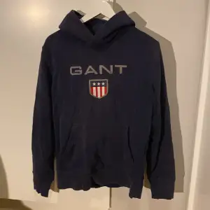 Hallå! Jag säljer denna mörkblåa Gant hoodien som har storlek M. I storlek så är den perfekt. Den är helt defektfri. Det är bara att fråga!